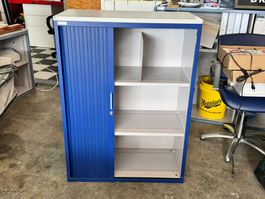 Büroschrank blau mit Rolladen und 2 Fachböden Lista