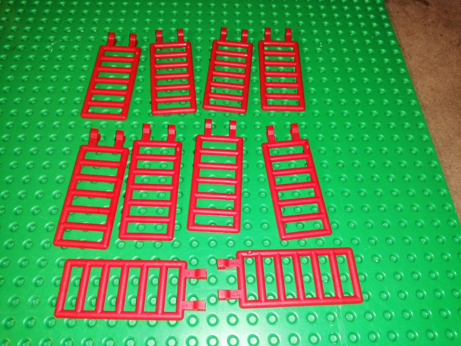 Lego Spielzeuge: Lot de 10 échelles rouge Lego – Gebraucht aus La Tour de Trême von Startjouet