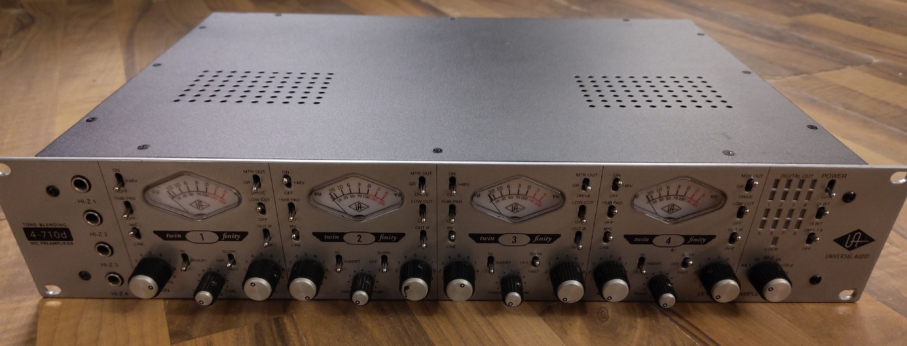 Amplificatori: Universal Audio 4-710d Mikrofonvorverstärker – Usato da Basel venduto da Loggae1 4