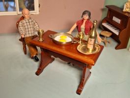 Puppenstube: Esstisch mit Zubehörvwahrsch. REUTTER
