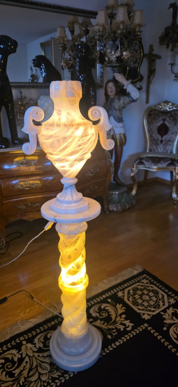 Lampade: Beleuchtete grosse Alabaster Säule mit Amphore – Usato da Kaufdorf venduto da Nati-Nati