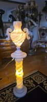 Beleuchtete grosse Alabaster Säule mit Amphore