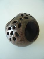 Teelichthalter aus Steingut. Höhe 16 cm, Durchmesser 17 cm.