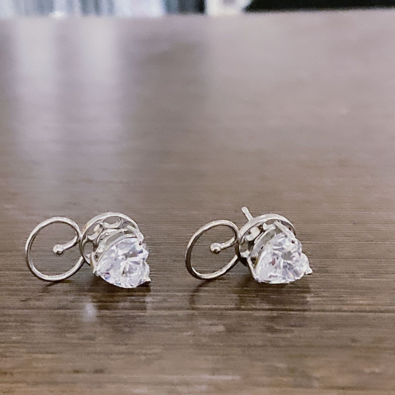 Orecchini pendenti & Orecchini a lobo: Naktina Heart Cut Stud Silver Earrings – Nuovo e nell'imballaggio originale da Luzern venduto da Sommer_26 1