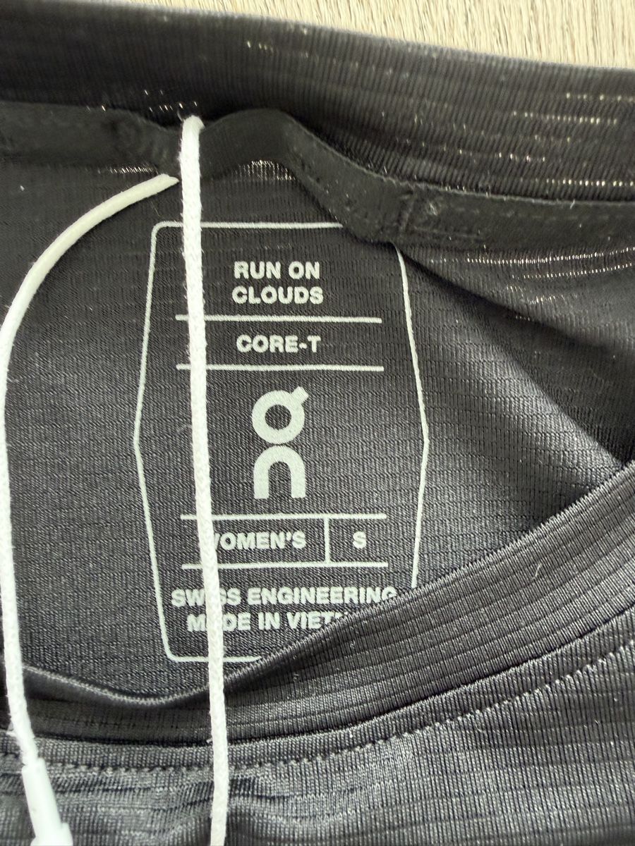 On T-shirt: On Core-T S  – Nuovo (secondo la descrizione) da Brig venduto da Zuckerfee13 3