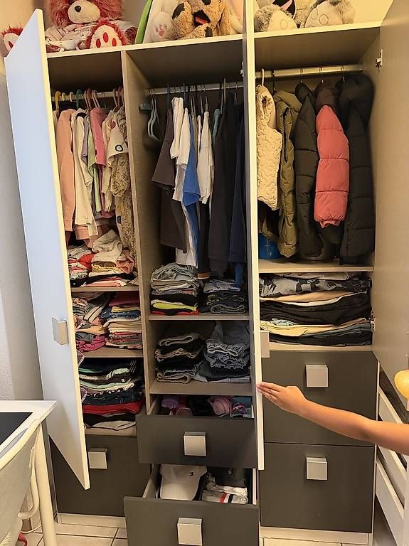 Armoires: Kleiderschrank  – D'occasion à Biel/Bienne par sar_my6d 2