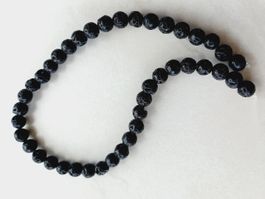 42 Lavasteine. Strang 40cm