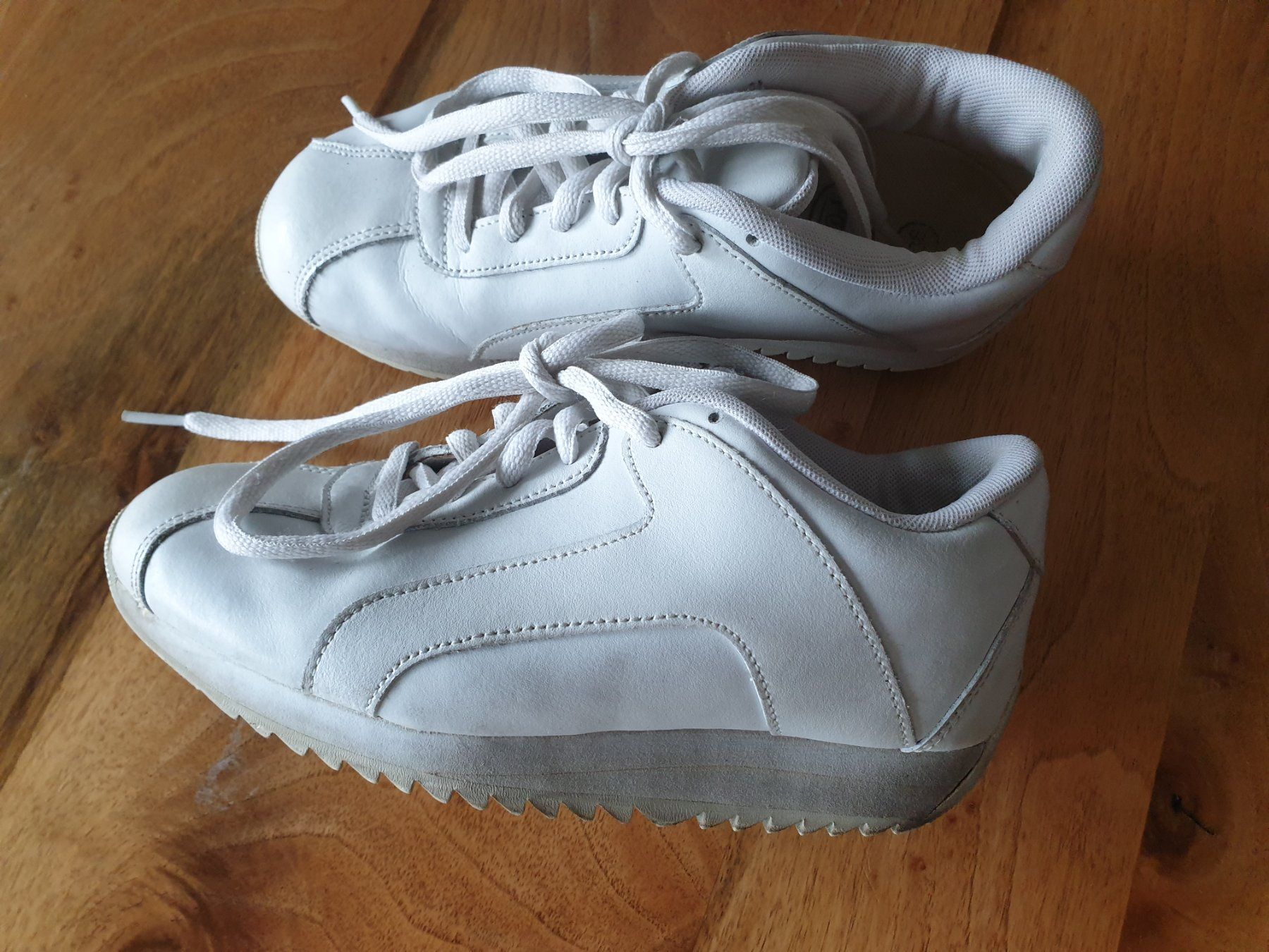Scarpe da donna: white sneakers – Usato da St.Gallen venduto da EL03