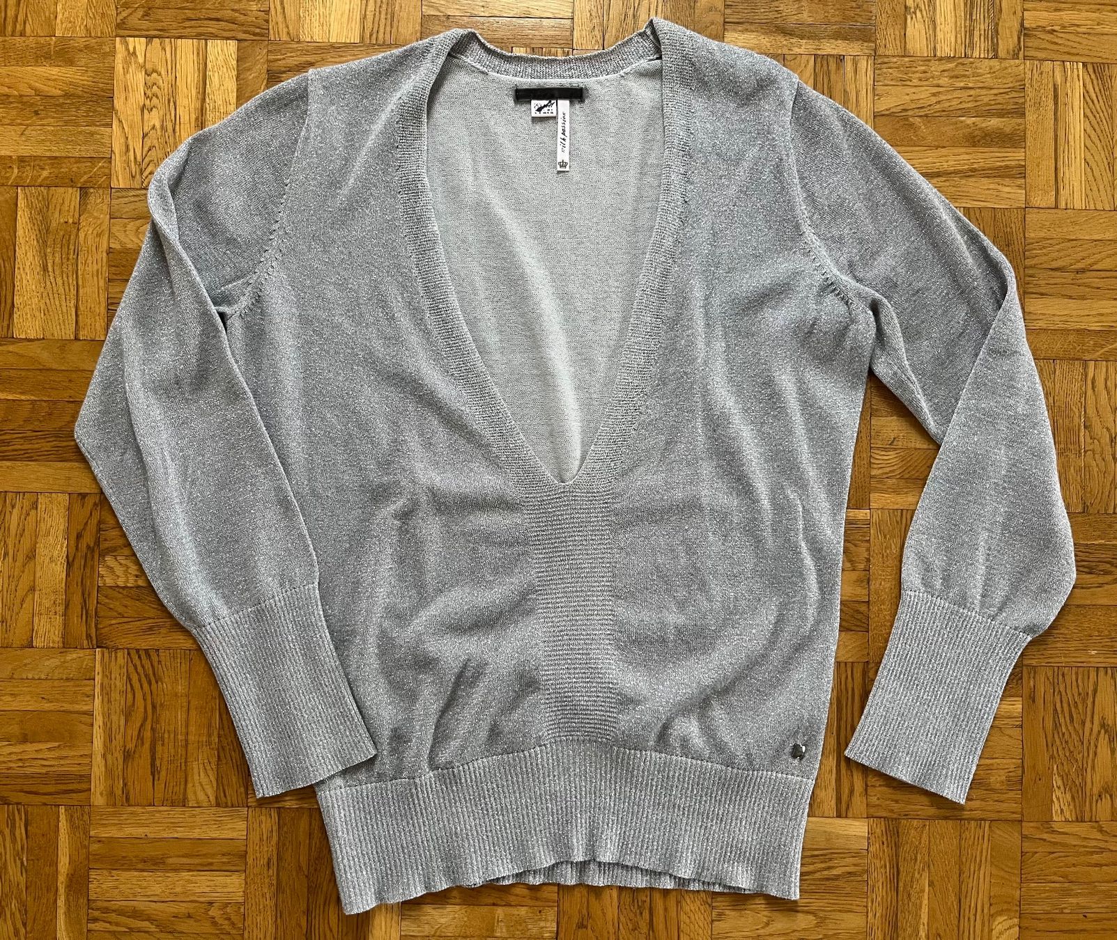 Esprit Maglioni & Felpe: Neuer Esprit Pullover. silbern/grau, glitzer – Nuovo (secondo la descrizione) da Oetwil an der limmat venduto da Sual 1