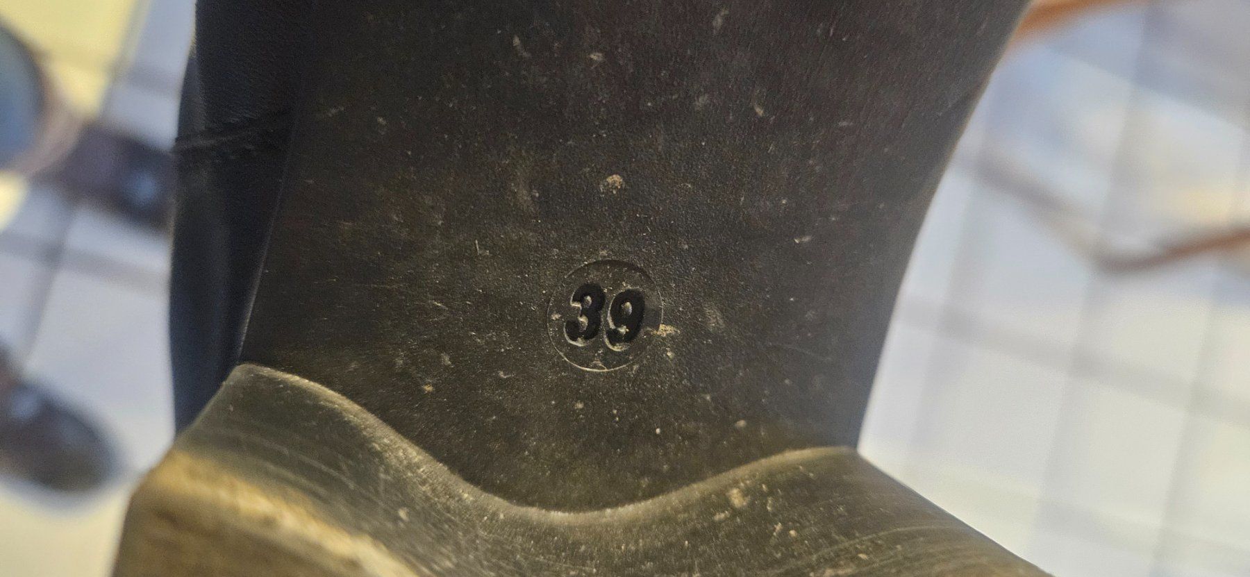 Damenschuhe: Schwarze Stiefeletten aus Leder, Grösse 39 – Gebraucht aus Rosshäusern von Heldin01 7