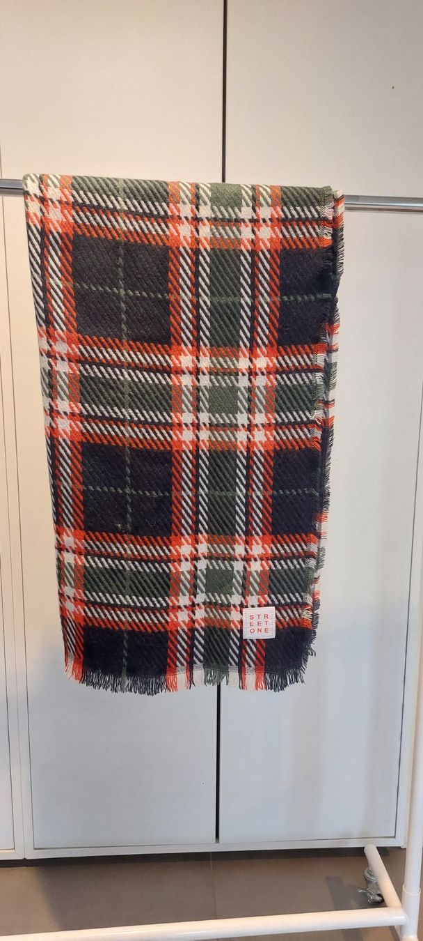 Foulards, Tücher & Schals: STREET ONE Schal – Gebraucht aus Herbetswil von Lipasto