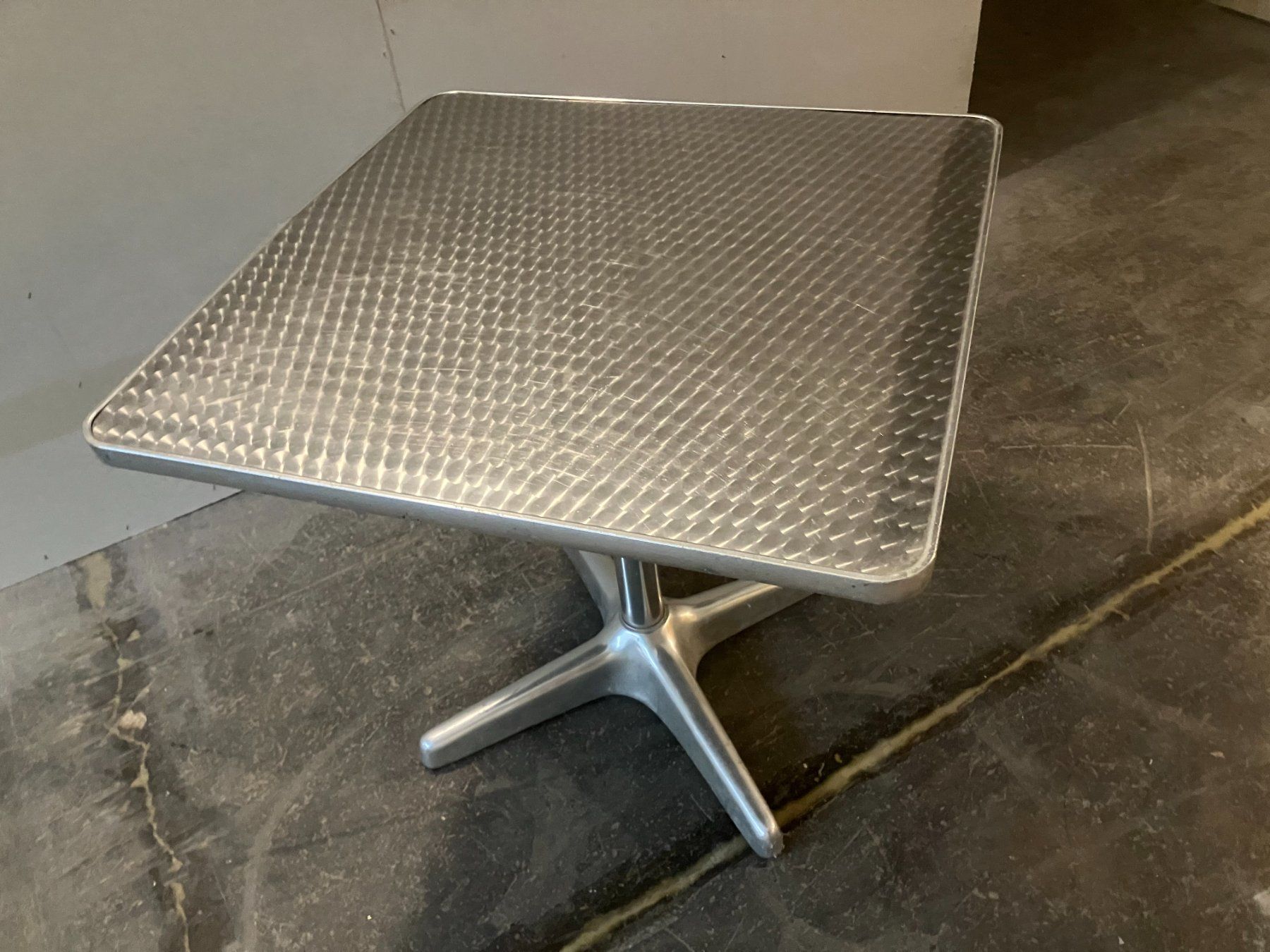 Tische: kl. Bistrotisch eckig im Edelstahl-Look ab 1.- – Gebraucht aus Lichtensteig von Buy24International 1