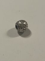 Neuwertiger Pandora Clip mit Muster, 925 Silber.