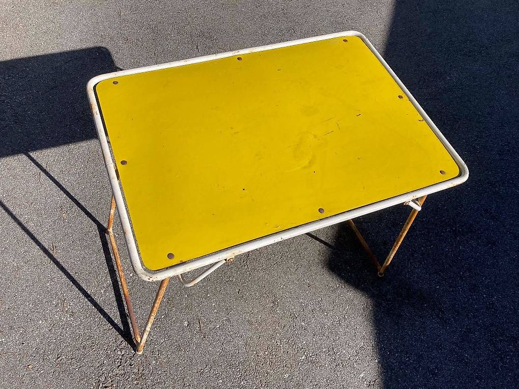 Tavoli: Ancienne table jaune avec patine – Usato da Ardon venduto da a_laroyale