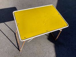 Ancienne table jaune avec patine
