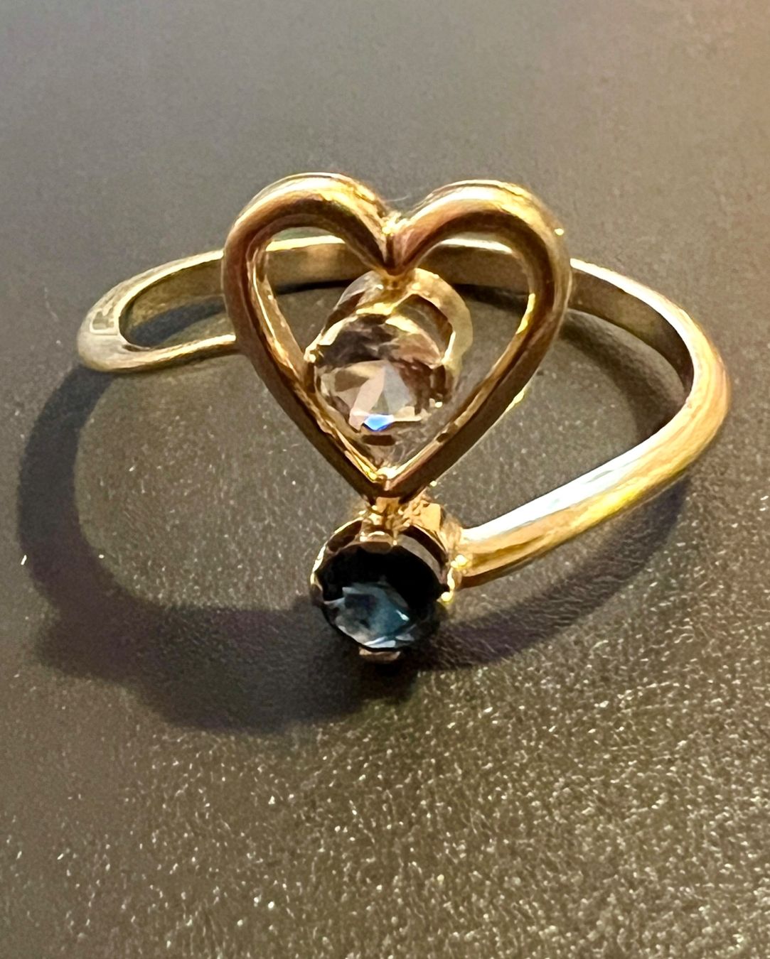Anelli: Gold-Ring 18K mit Saphir und Herzstein – Usato da Chur venduto da Penting1935