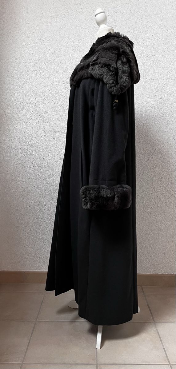 Cappotti: Kaschmirmantel Grau mit eingefärbtem Chinchillapelz Gr. 44 – Usato da Sirnach venduto da Gozogo 1