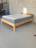 Massivholz  Bett mit Matratze und Lattenrost