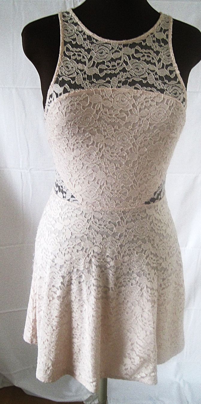 Kleider: Elegantes Spitzenkleid hellrosa mit Racerback & Reissverschl – Gebraucht aus Rickenbach Sulz von Sodeli23