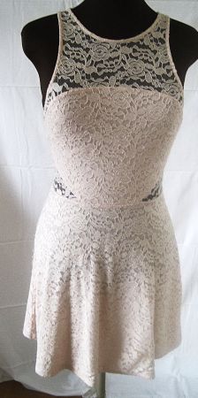 Elegantes Spitzenkleid hellrosa mit Racerback & Reissverschl