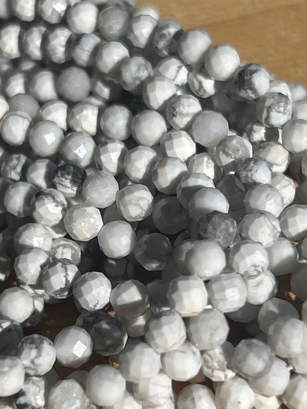 Mineralien & Heilsteine: Strang howlit facettiert level 1 / 4 mm – Neu (gemäss Beschreibung) aus Niederrohrdorf von Ytobi