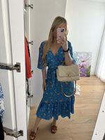 Blaues Sommerkleid mit Blumenmuster, Gr. 38/40, inkl. Versan