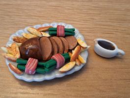 Handmade Sonntagsbraten, Bohnen im Speckmantel, Wedges