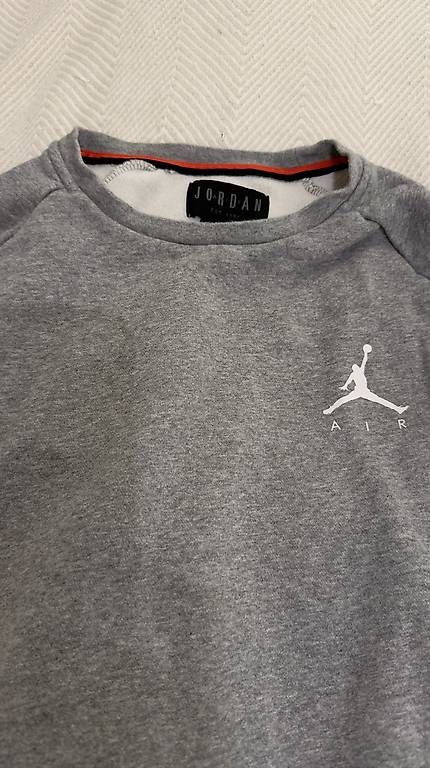 Pulls & Sweat-shirts: Nike Air Jordan Pullover grau – D'occasion à Brunnen par sea_c7bm 1