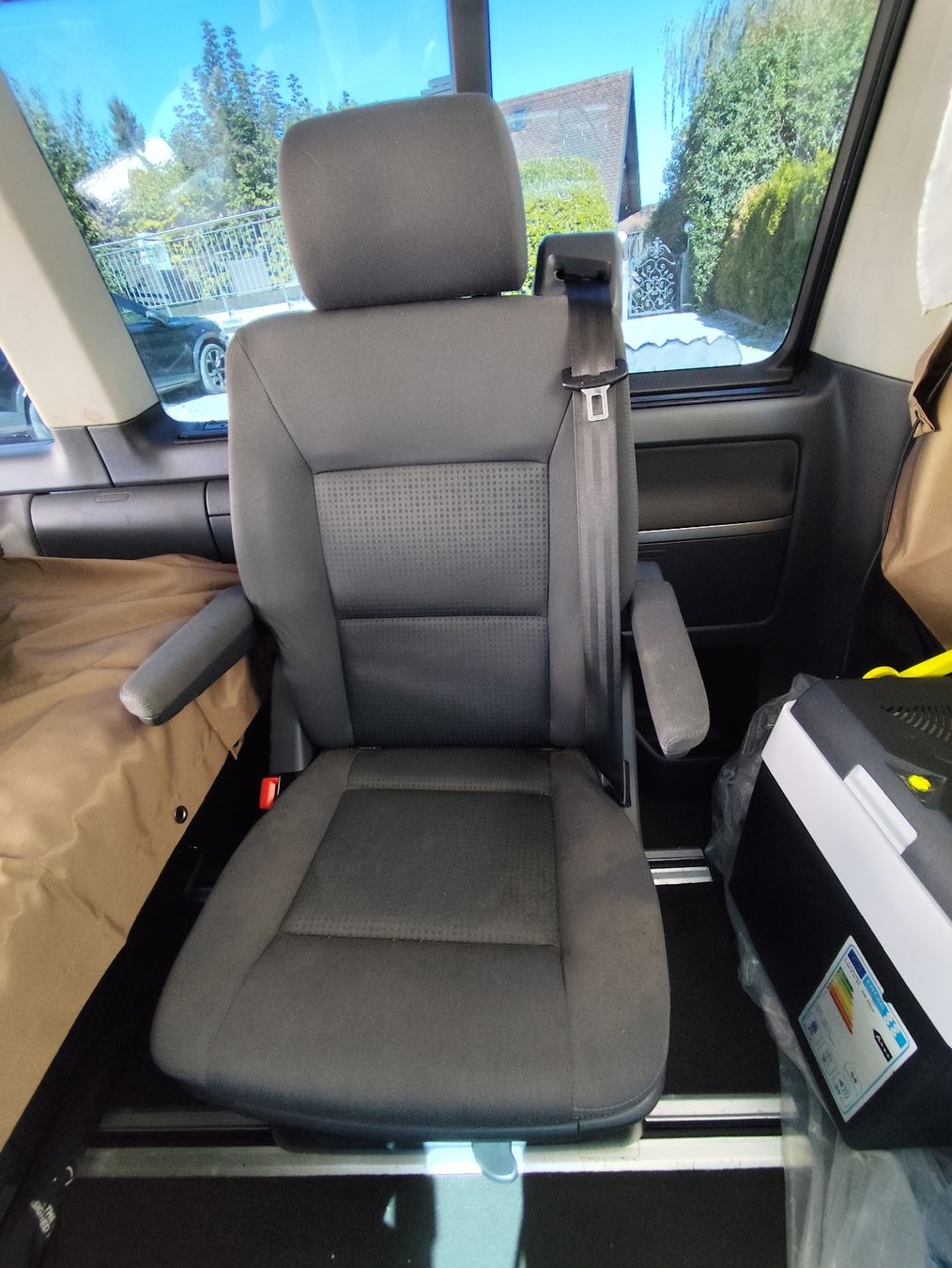 VW Tutti pezzi di ricambio auto: VW T5 Multivan Mittelsitz – Usato da Hütten venduto da blacktea 2