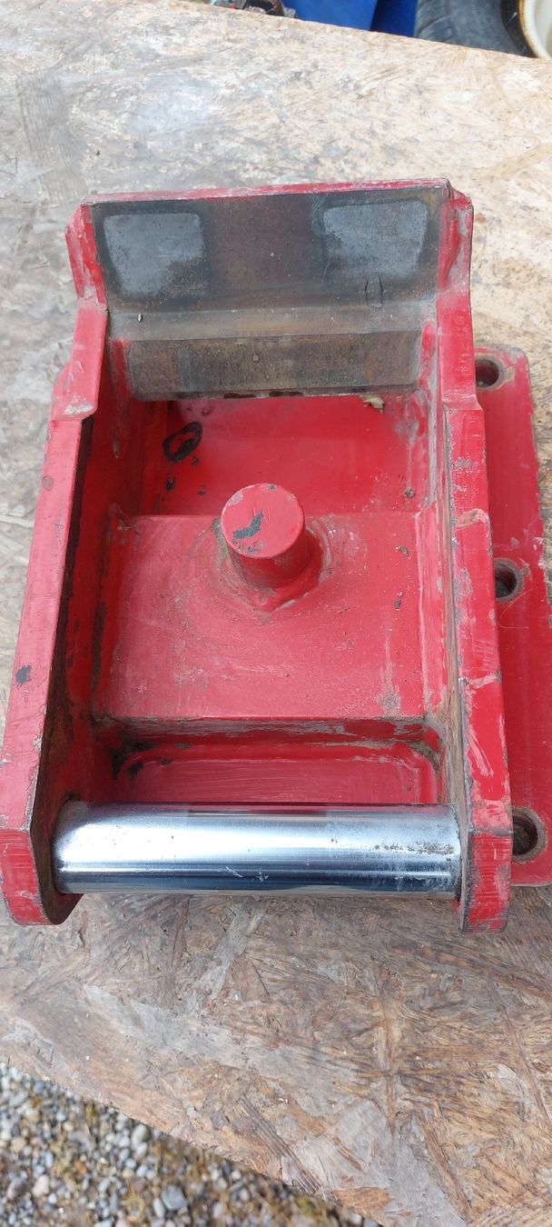 Takeuchi Escavatori: Anbauplatte – Usato da pfyn venduto da Hbagger3