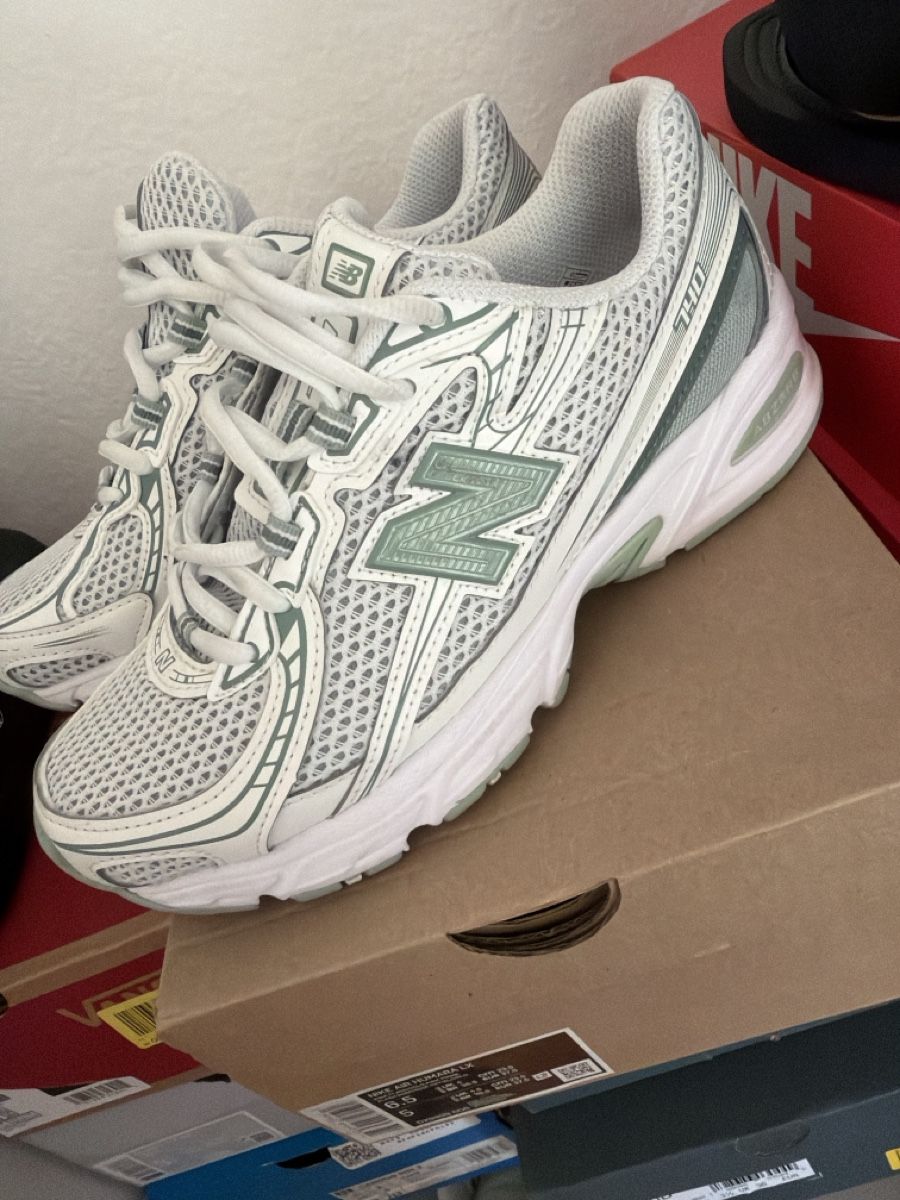 New Balance Chaussures femmes: Basket  – D'occasion à Lausanne par sor_hsk9 1