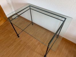 Glastisch mit Metall-Gestell