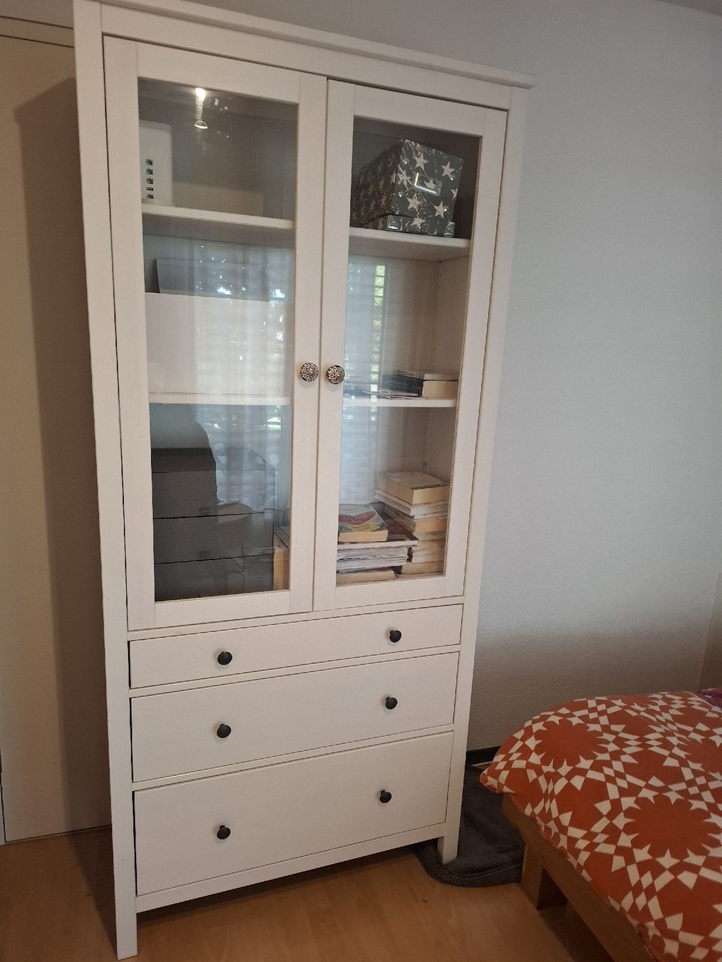 Ikea Vitrinen: Hemnes Vitrine von IKEA – Neu (gemäss Beschreibung) aus Mattstetten von rebisesti