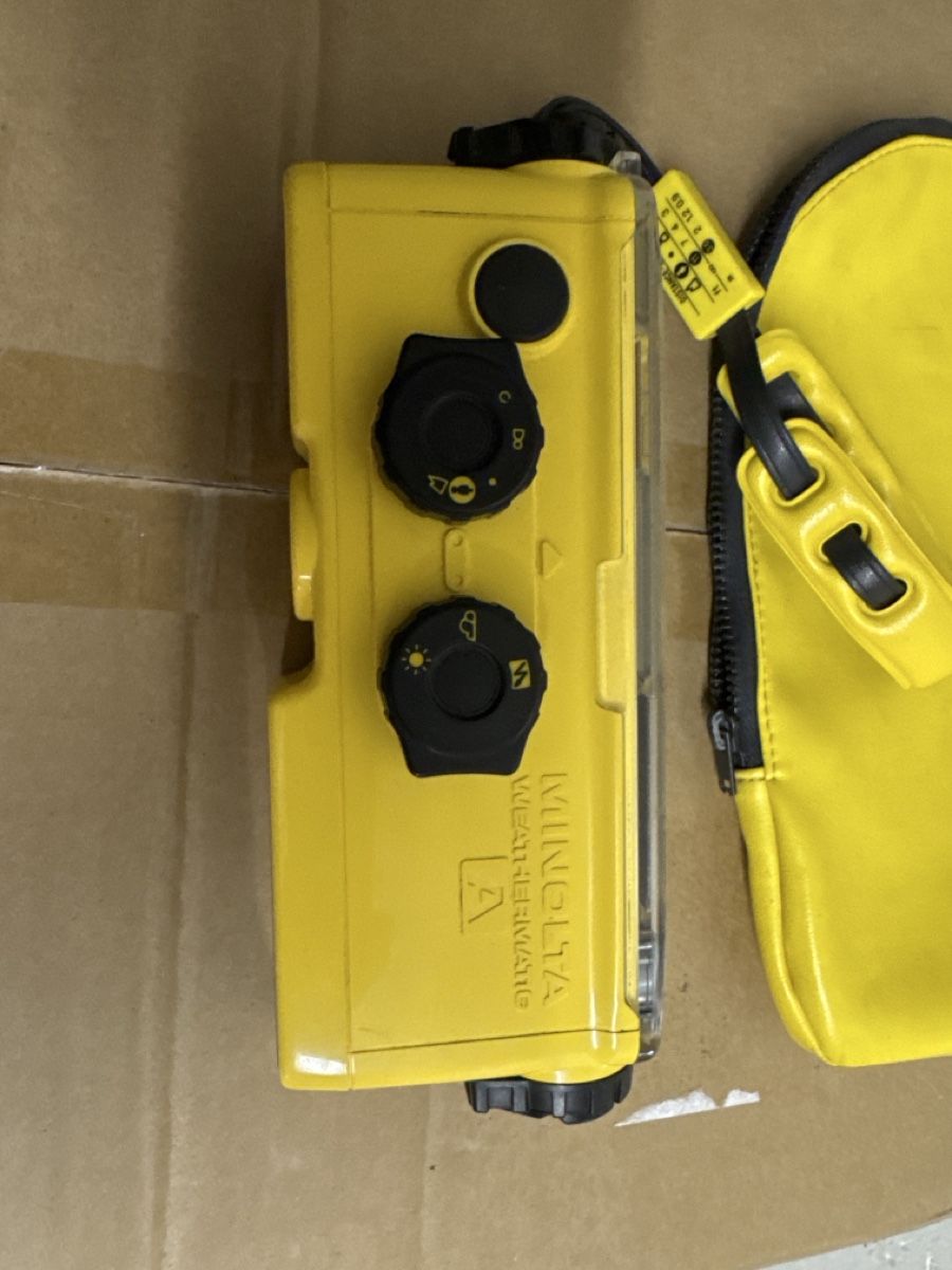 Minolta Kamera: Minolta Weathermatic A yellow camera with pouch – Gebraucht aus Riehen von M.S.DVD 2