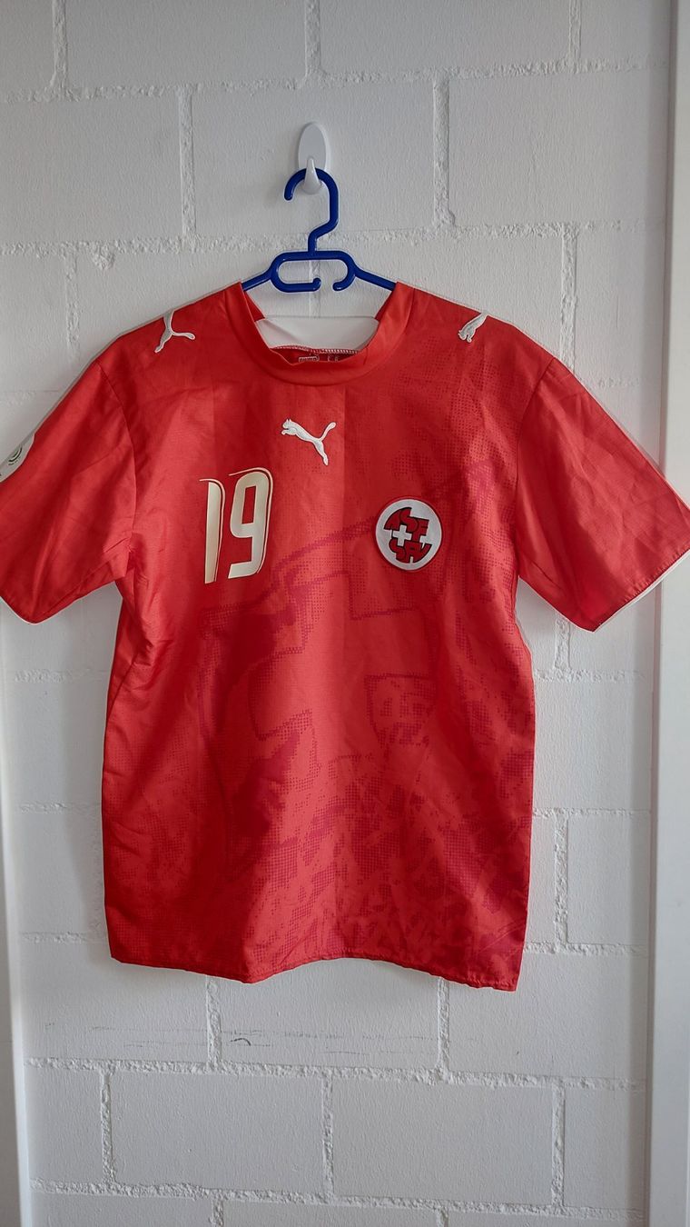 Schweizer Nati Canottiere & Pantaloni: Schweizer Nati Trikot 2006 BEHRAMI Gr M – Usato da Hedingen venduto da Turicun25 1