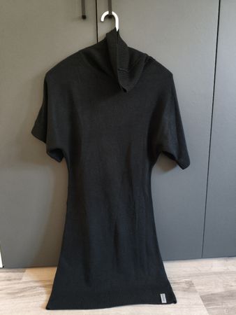 Vestito a collo alto nero manica corta buone condizioni