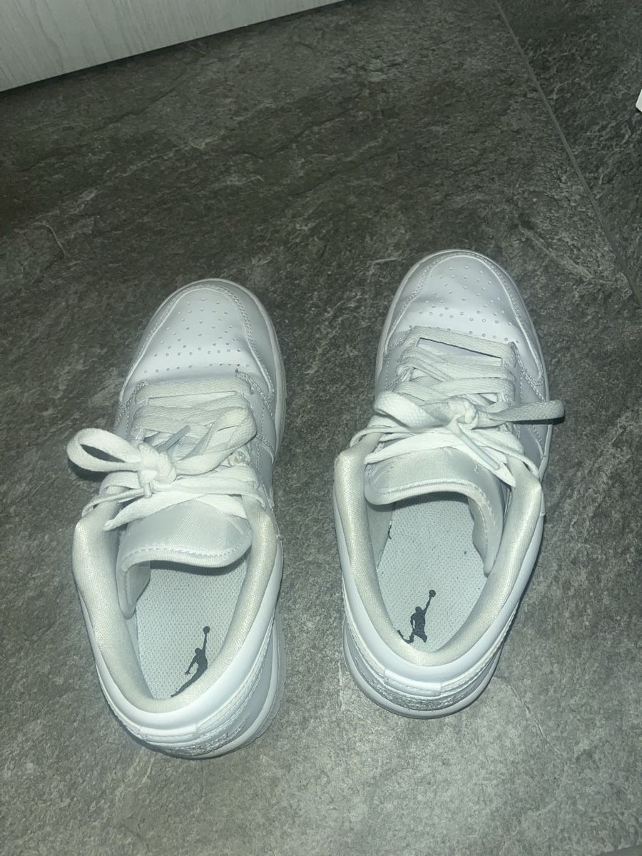 Jordan Herrenschuhe: Air Jordan 1 Low Triple White – Gebraucht aus Neftenbach von anisha_capone 3