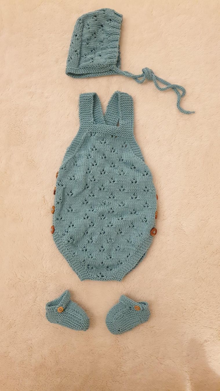 Kleiderpakete & -sets: STRAMPELANZUG  + MÜTZE + MINI/ BABYSCHÜHCHEN AUS STRICK – Neu und originalverpackt aus Würenlos von Abracadabra26 1