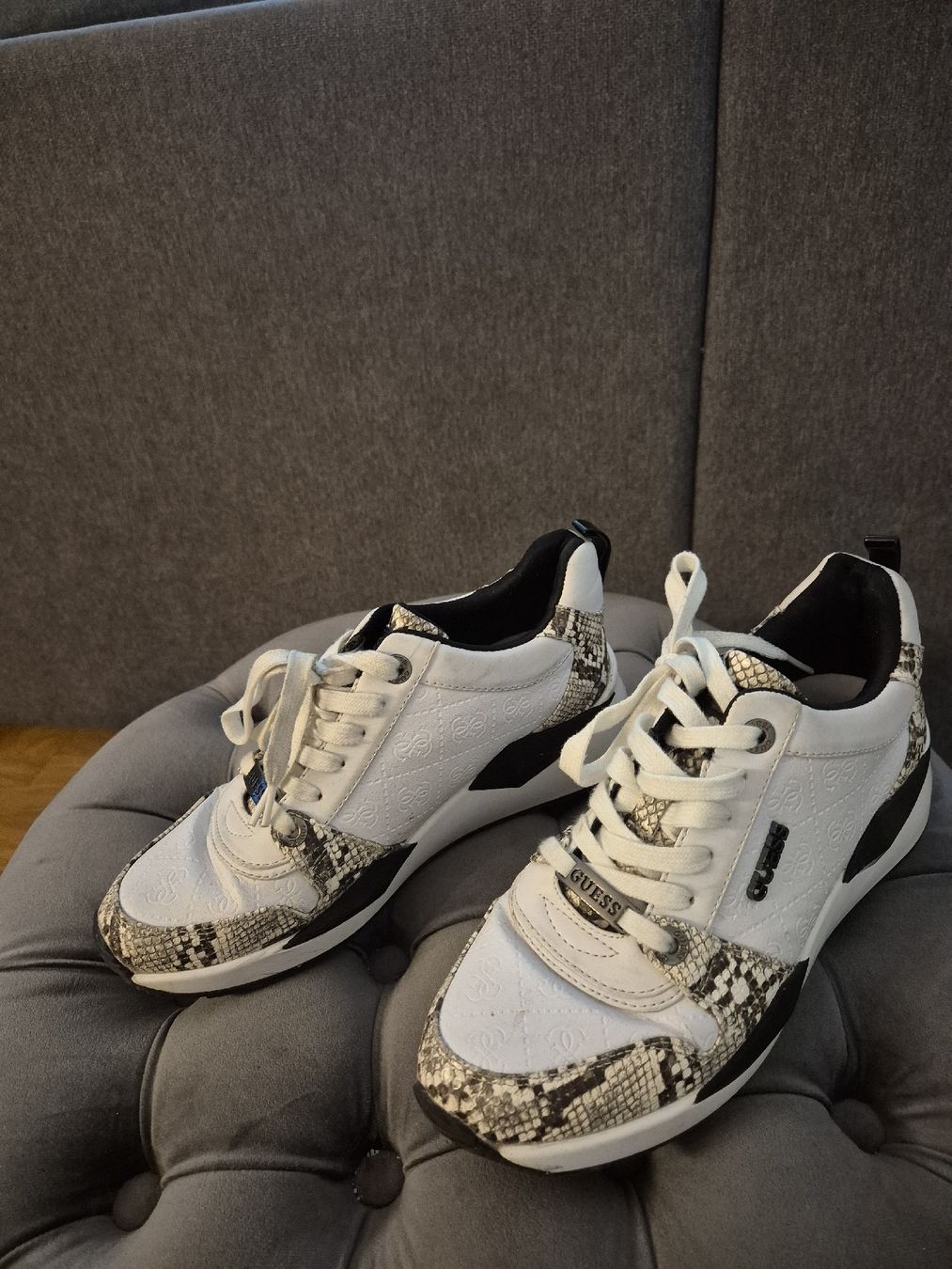 Guess Scarpe da donna: Schicke Guess  weiss-pythonlook Grösse 39 top Zustand – Usato da Zofingen venduto da kar_9jfg 3