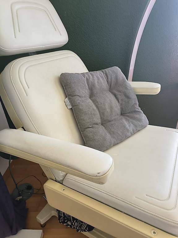 Kosmetik-& Massageliegen: Fusspflegestuhl – Gebraucht aus Schaffhausen von Airsue 1