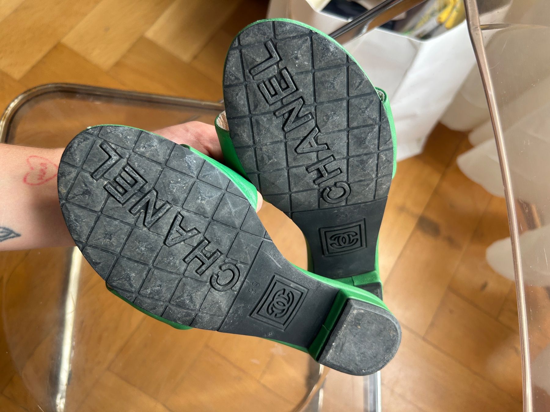 Chanel Scarpe da donna: green vintage chanel slides – Usato da basel venduto da wastedworld 4