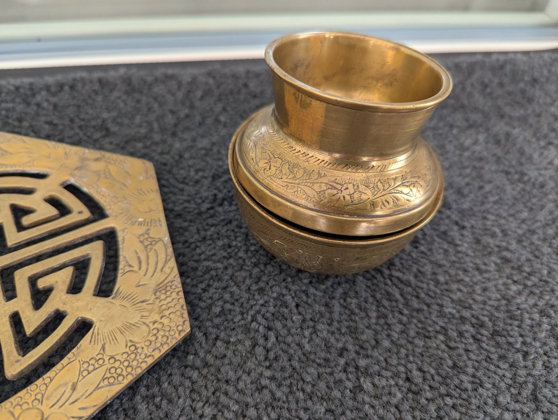 Set di piatti: Vintage Messing Set - Untersetzer, Mühle und Behälter – Usato da Ormalingen venduto da marithias23 4