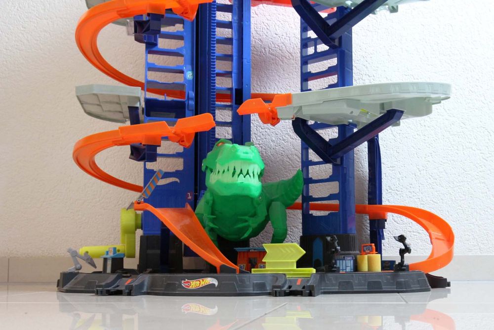 Hot Wheels City Megacity Parking Garage mit T Rex Attack (Gebraucht