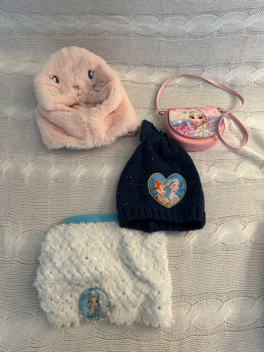 Lotti di vestiti: Mütze 52cm, Loop und Tasche Packet Elsa – Nuovo (secondo la descrizione) da Thalwil venduto da mar_pvx7