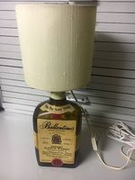 Wonzimmertischlampe mit der Wisky Ballentine Flasche
