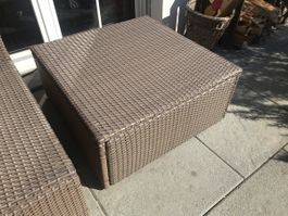 Tisch aus Polyrattan für Gartenlounge