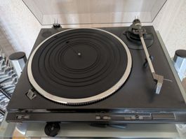 Platine vinyle Technics SL-DD33 avec colonnes et ampli.