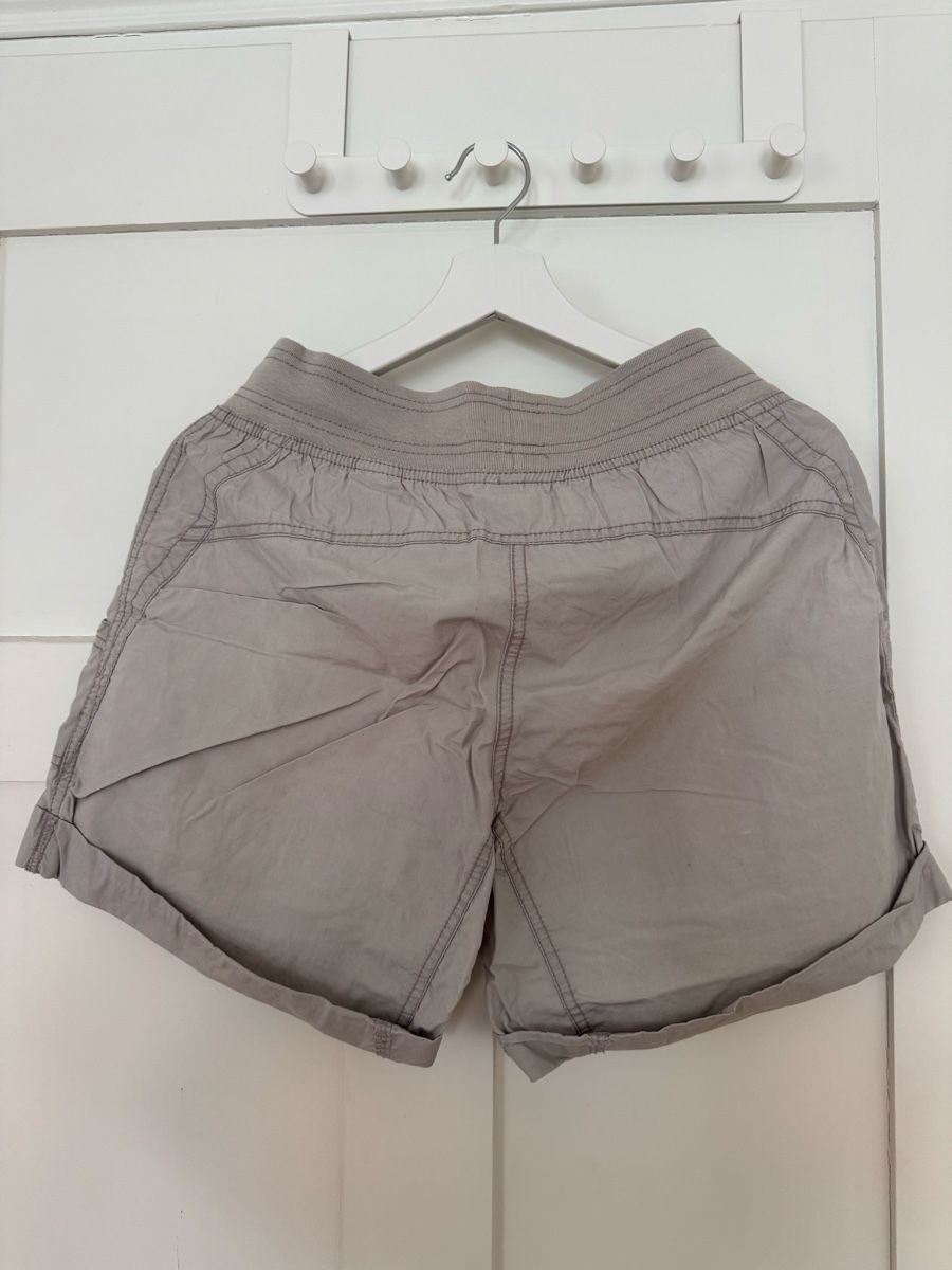 H&M Hosen: Damen Shorts grau – Gebraucht aus St. Gallen von BiancaL11 1