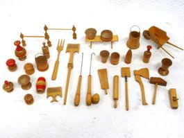 33 ustensiles de cuisine et jardinage miniatures en bois.