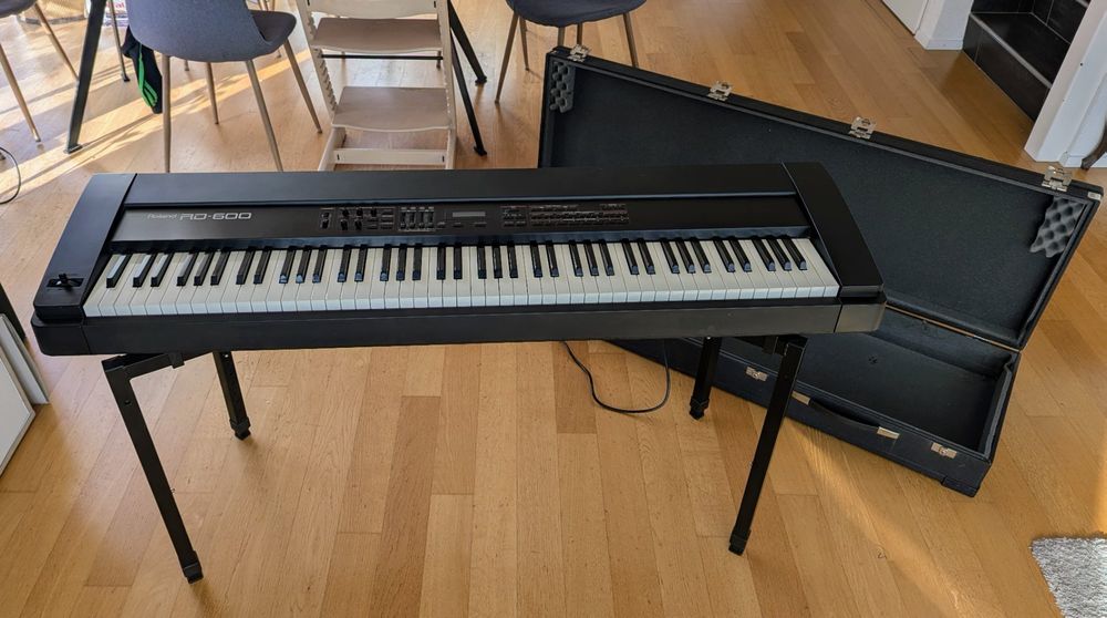 Stage Piano Roland RD 600 inkl. Ständer & Case (Gebraucht) in ...